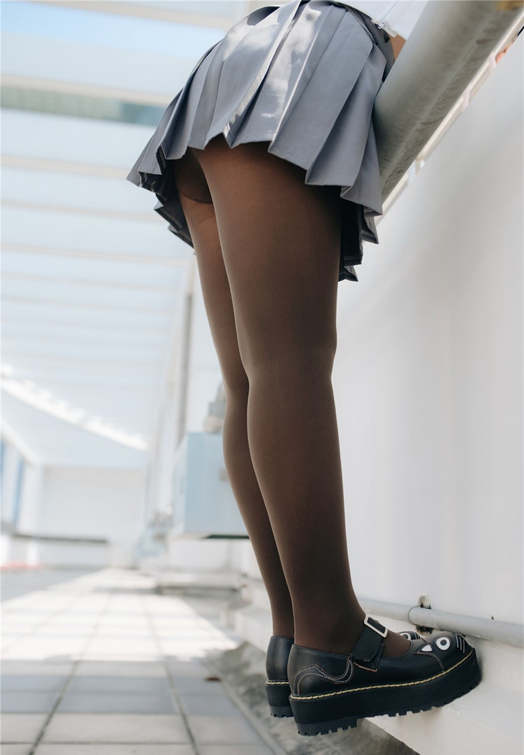 福利美图 萝莉小音波酱灰丝美腿