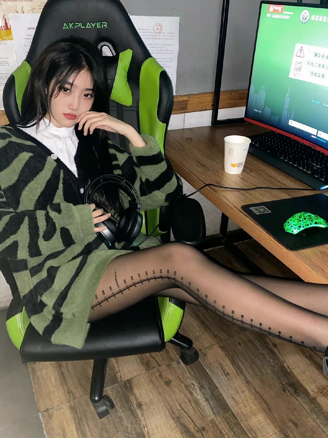网吧里的卫衣大长腿带尺寸黑丝袜女神,网吧里的卫衣大长腿带尺寸黑丝袜女神,尺寸,里的,网吧,女神,丝袜,第3张