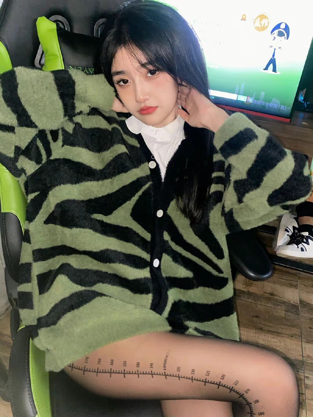 网吧里的卫衣大长腿带尺寸黑丝袜女神,网吧里的卫衣大长腿带尺寸黑丝袜女神,尺寸,里的,网吧,女神,丝袜,第4张