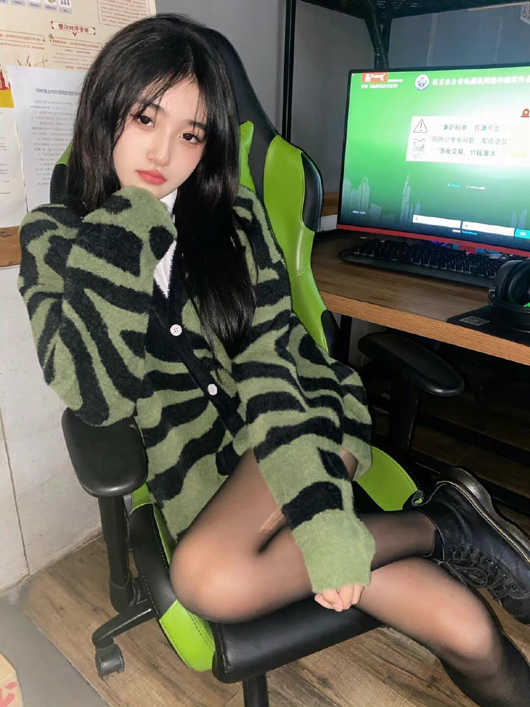 网吧里的卫衣大长腿带尺寸黑丝袜女神,网吧里的卫衣大长腿带尺寸黑丝袜女神,尺寸,里的,网吧,女神,丝袜,第1张