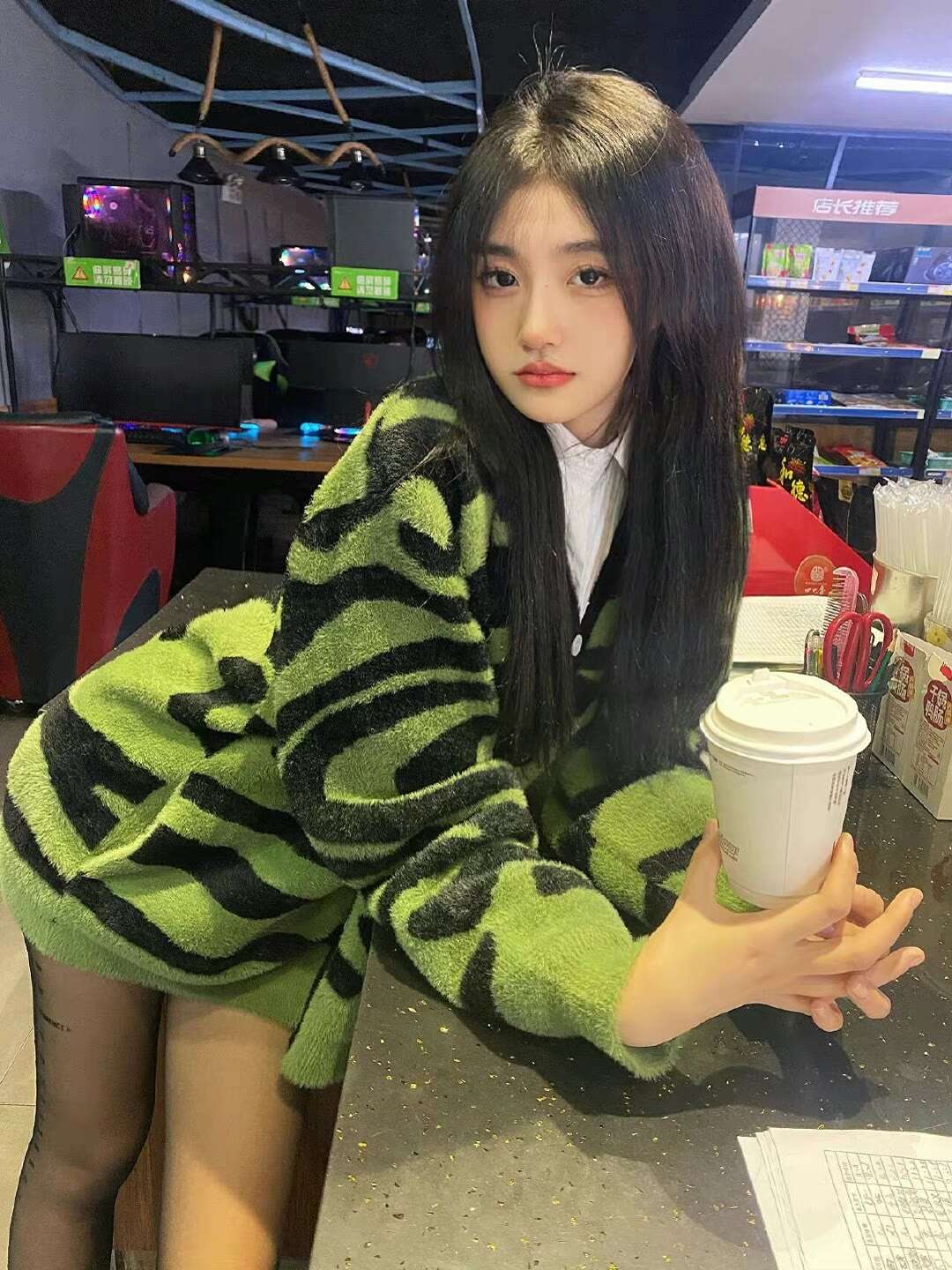 网吧里的卫衣大长腿带尺寸黑丝袜女神,网吧里的卫衣大长腿带尺寸黑丝袜女神,尺寸,里的,网吧,女神,丝袜,第5张