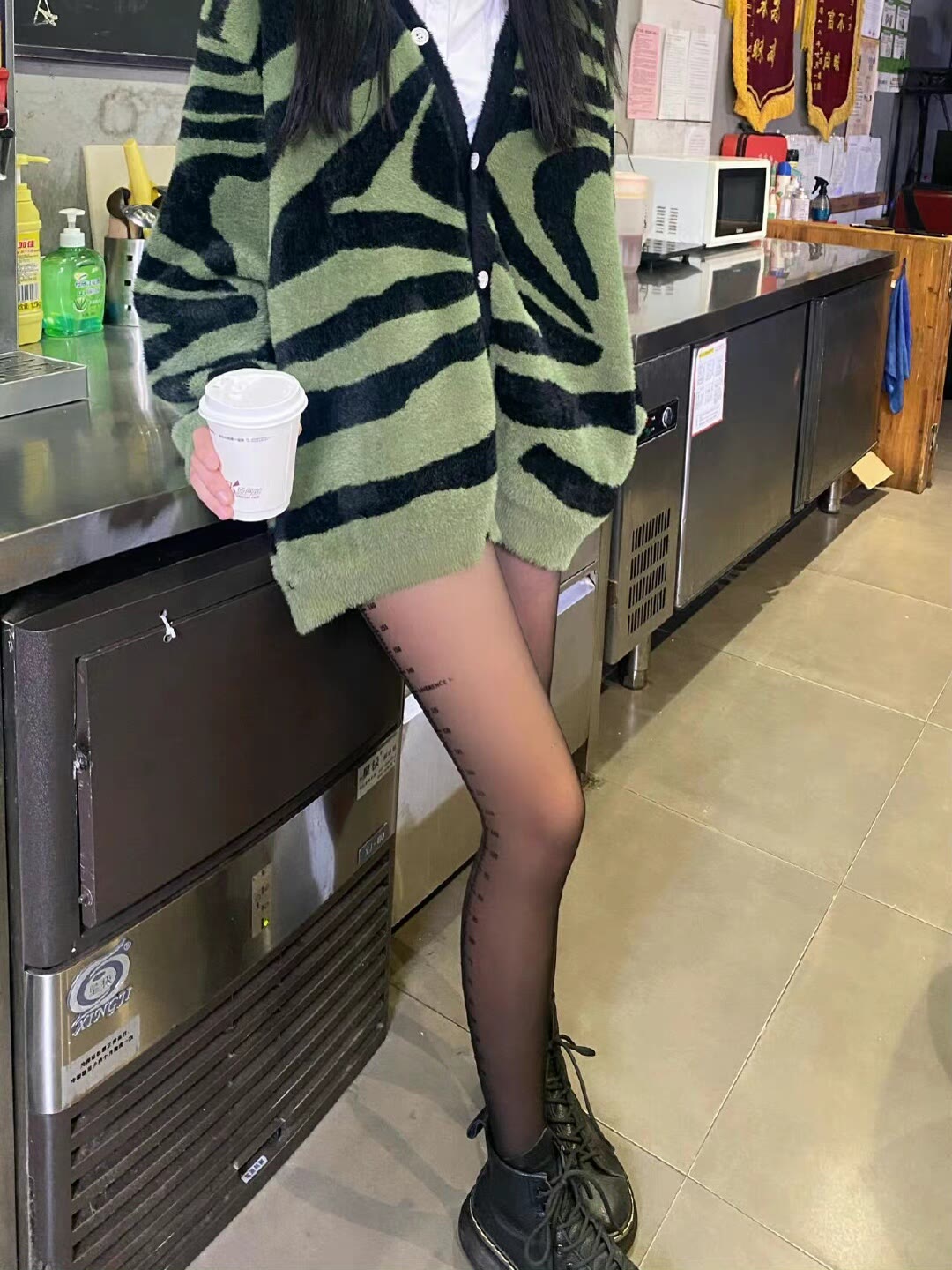 网吧里的卫衣大长腿带尺寸黑丝袜女神,网吧里的卫衣大长腿带尺寸黑丝袜女神,尺寸,里的,网吧,女神,丝袜,第6张