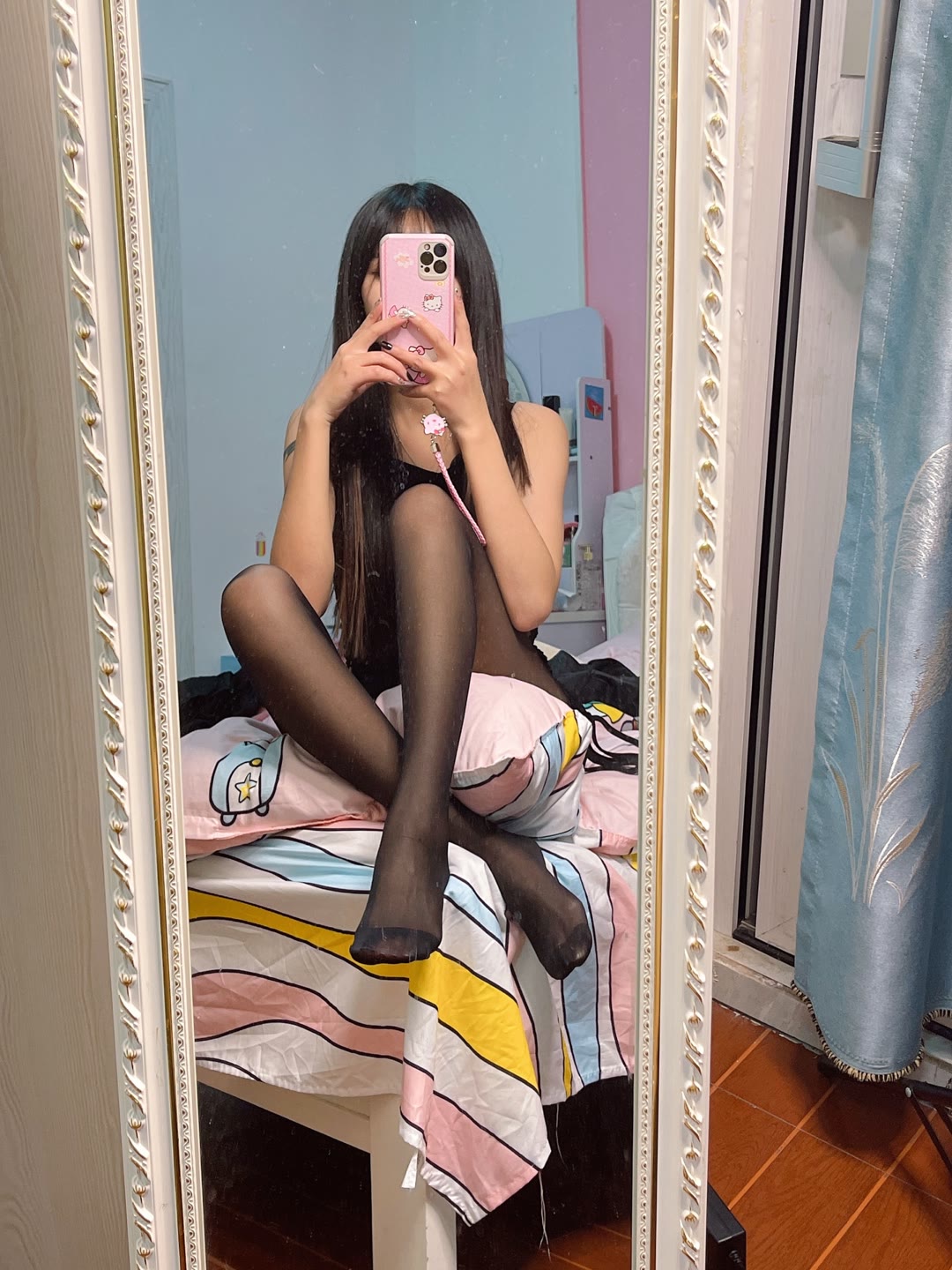 床上穿黑丝的包臂裙翘臀小姐姐在干嘛