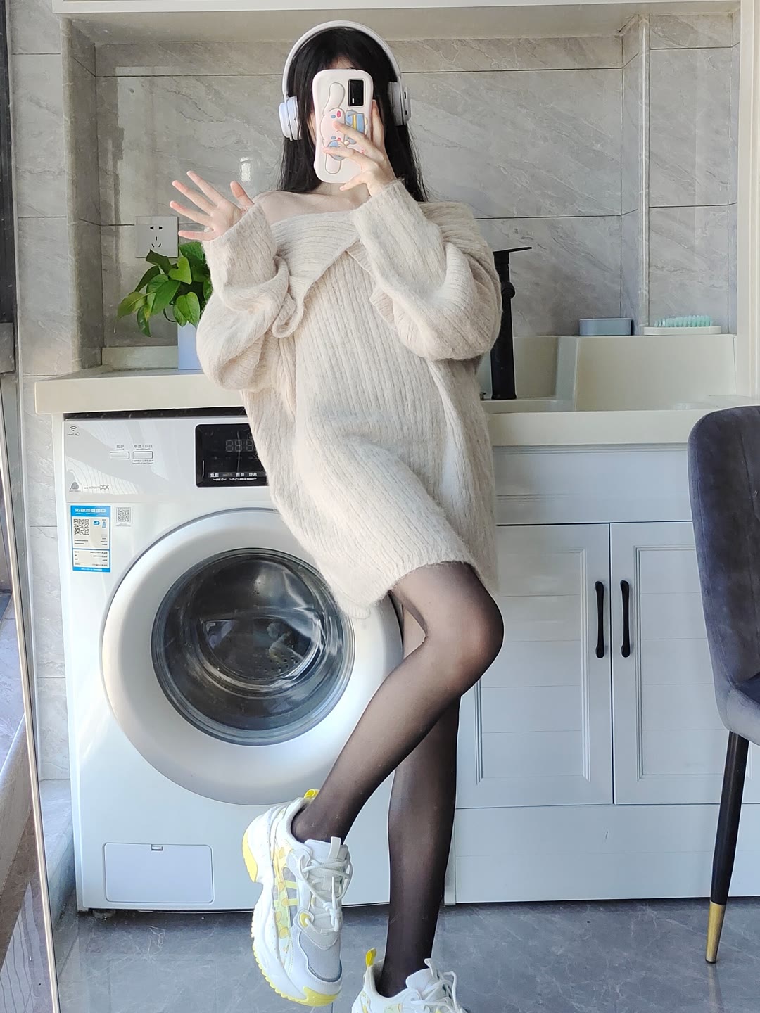 洗衣机前的露肩毛衣配黑丝大长腿御姐,洗衣机前的露肩毛衣配黑丝大长腿御姐,露肩毛衣,黑丝,大长腿,御姐,第2张