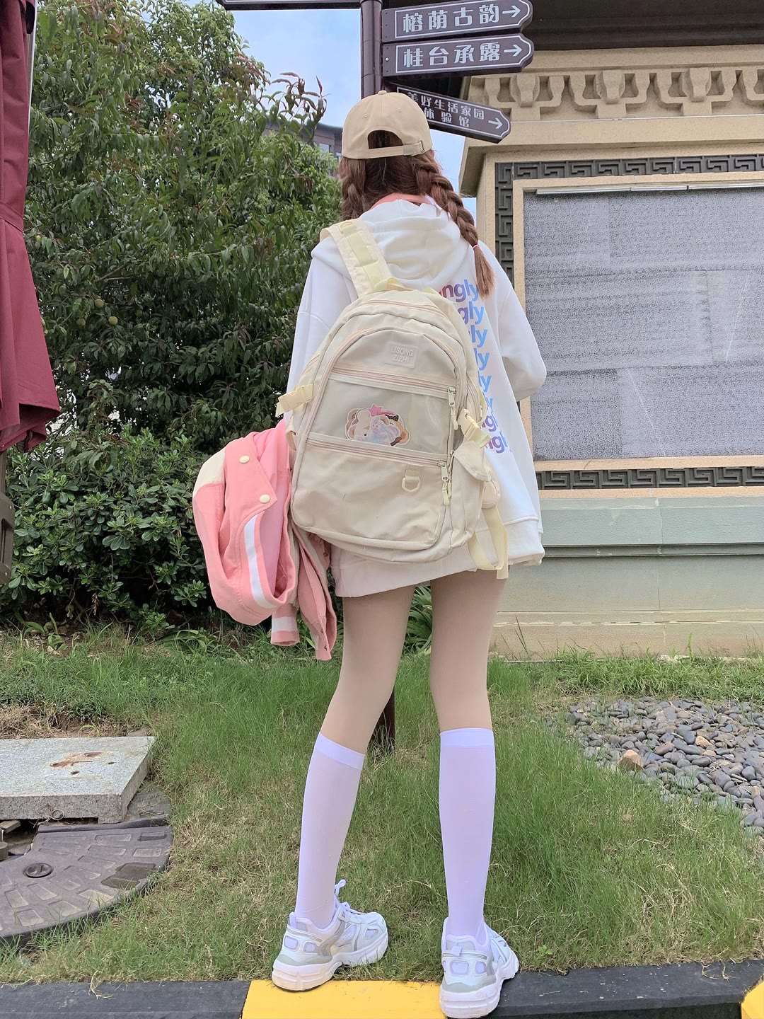 酷酷的及膝白丝运动鞋双马尾小姐姐