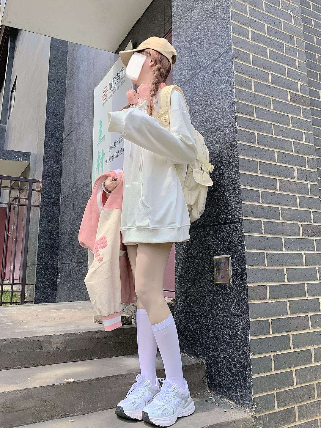 酷酷的及膝白丝运动鞋双马尾小姐姐